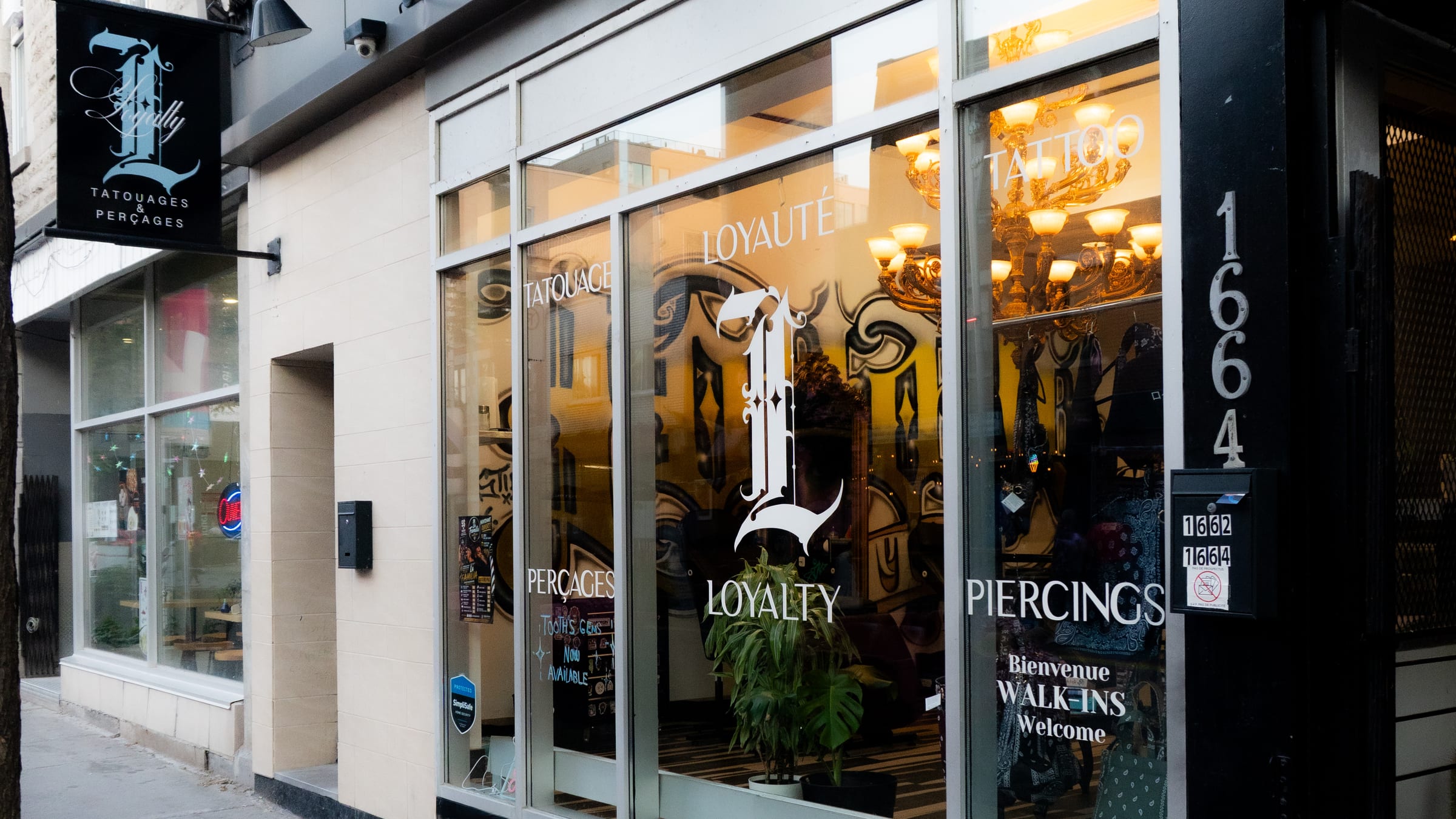 Devanture du studio Loyalty Tattoo Montréal, 1664 Sainte-Catherine Est